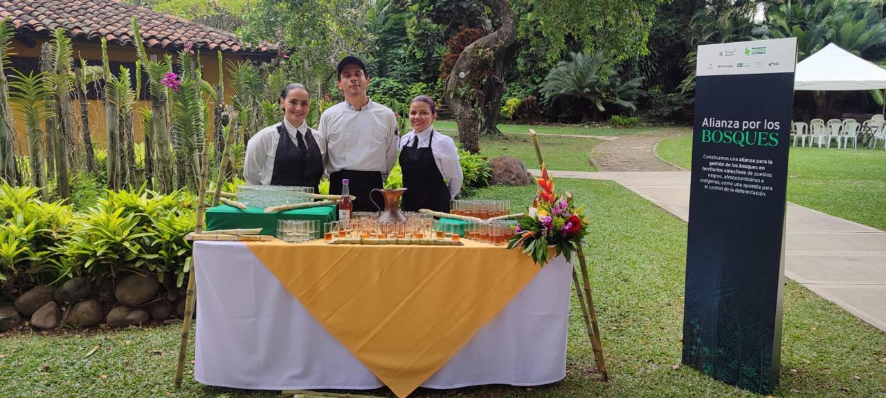 Equipo de catering de Casanova en un evento exterior