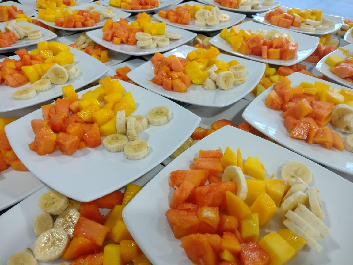 Platos de frutas frescas preparados para un servicio de catering