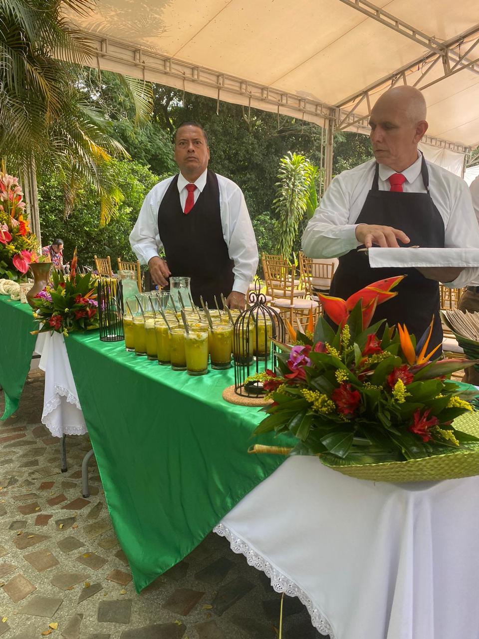 Personal atendiendo una estación de catering en exterior